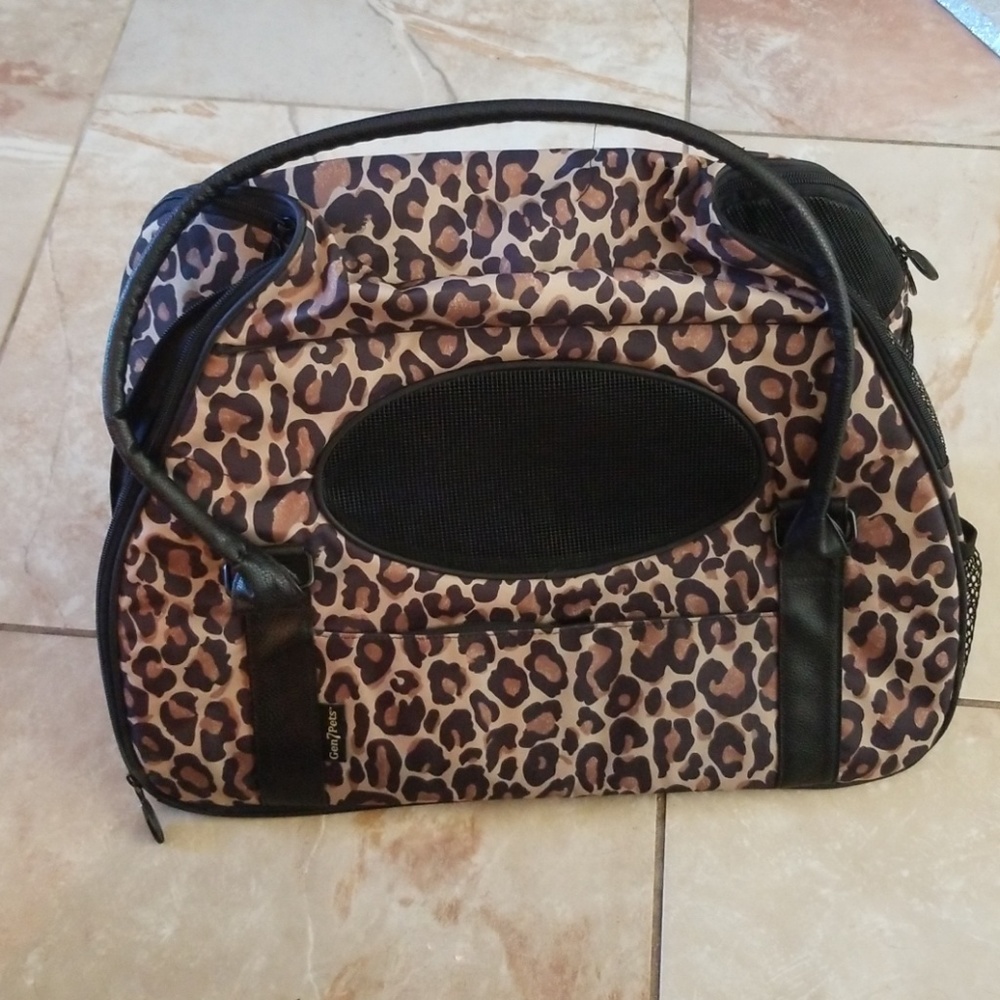 Pet carrying case